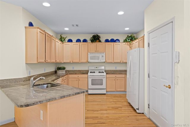 100 Cove Lane 100, East Setauket, NY 11733