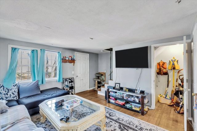 269-271 Old Townhouse Rd, Yarmouth, MA 02673