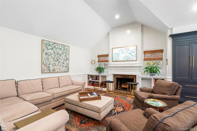 10 Middle Hollow Road, Lloyd Harbor, NY 11743