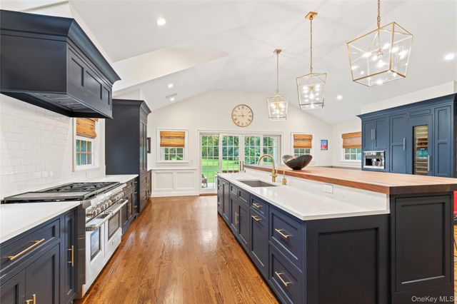 10 Middle Hollow Road, Lloyd Harbor, NY 11743