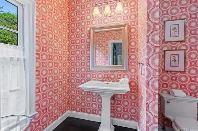 10 Middle Hollow Road, Lloyd Harbor, NY 11743