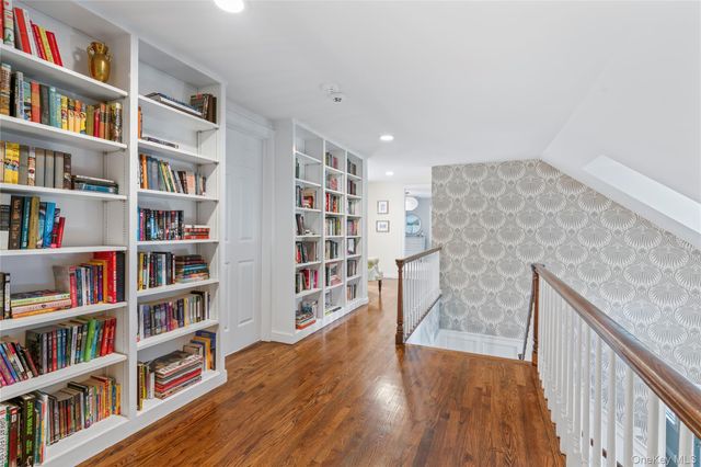 10 Middle Hollow Road, Lloyd Harbor, NY 11743