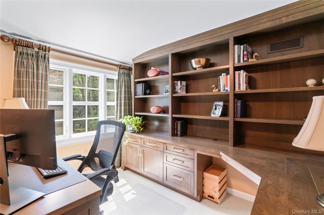 10 Middle Hollow Road, Lloyd Harbor, NY 11743