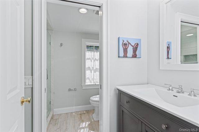 10 Middle Hollow Road, Lloyd Harbor, NY 11743