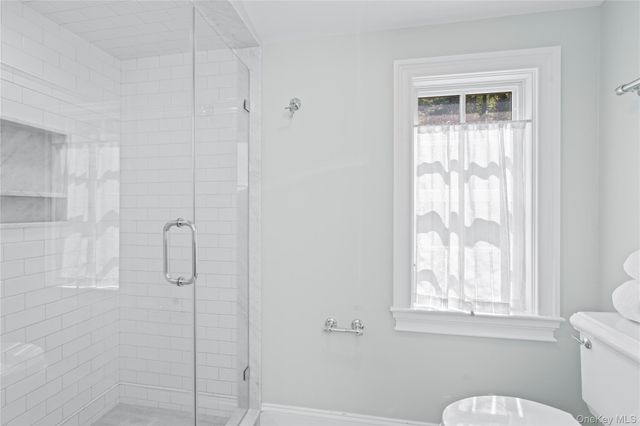 10 Middle Hollow Road, Lloyd Harbor, NY 11743