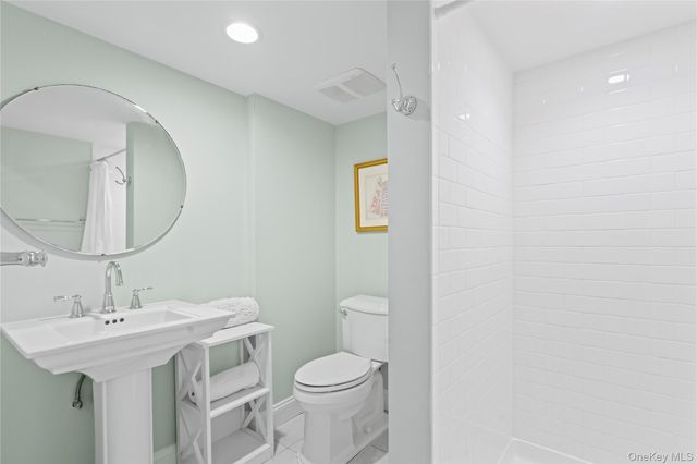 10 Middle Hollow Road, Lloyd Harbor, NY 11743