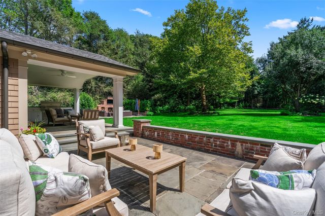 10 Middle Hollow Road, Lloyd Harbor, NY 11743