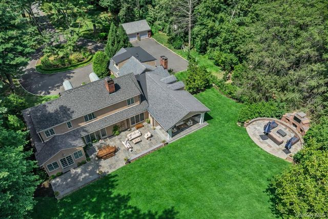 10 Middle Hollow Road, Lloyd Harbor, NY 11743