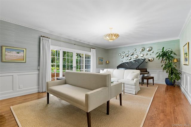 10 Middle Hollow Road, Lloyd Harbor, NY 11743