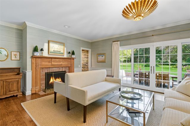 10 Middle Hollow Road, Lloyd Harbor, NY 11743