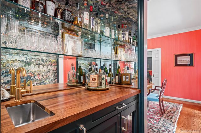 10 Middle Hollow Road, Lloyd Harbor, NY 11743