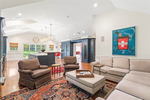 10 Middle Hollow Road, Lloyd Harbor, NY 11743