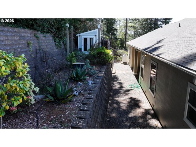 7200 VISTA RIDGE Dr, Brookings, OR 97415