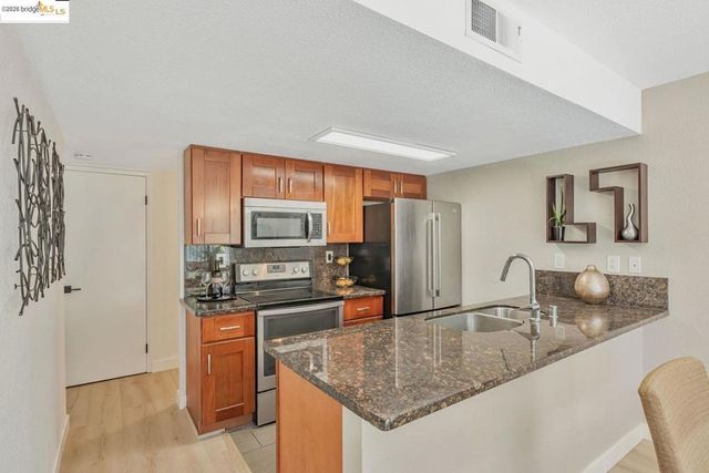 16 Town Sq PL, Oakland, CA 94603