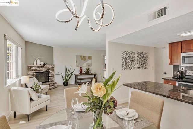 16 Town Sq PL, Oakland, CA 94603