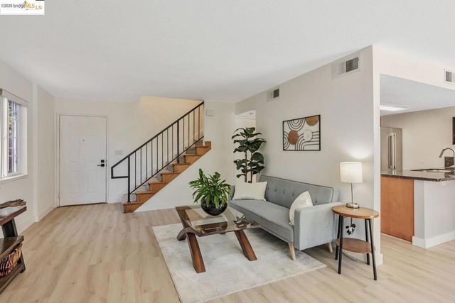 16 Town Sq PL, Oakland, CA 94603