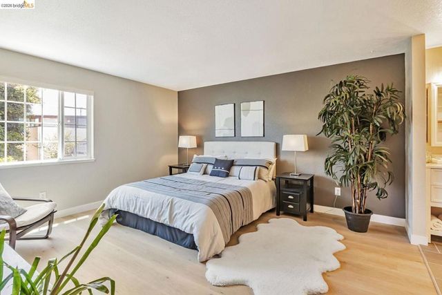 16 Town Sq PL, Oakland, CA 94603