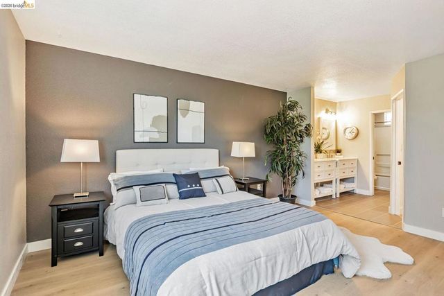 16 Town Sq PL, Oakland, CA 94603