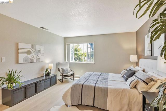 16 Town Sq PL, Oakland, CA 94603