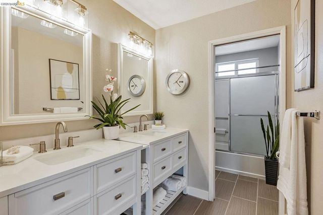 16 Town Sq PL, Oakland, CA 94603