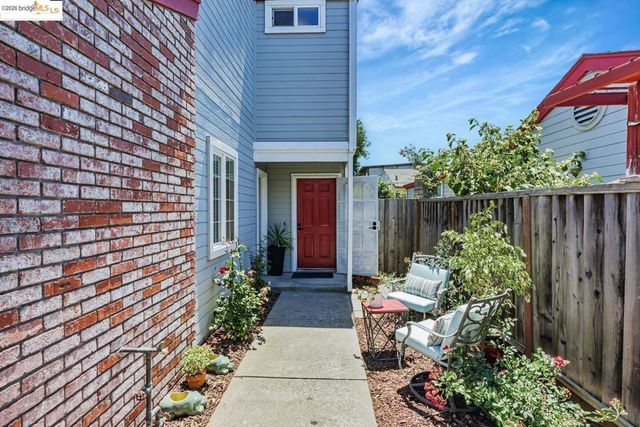 16 Town Sq PL, Oakland, CA 94603
