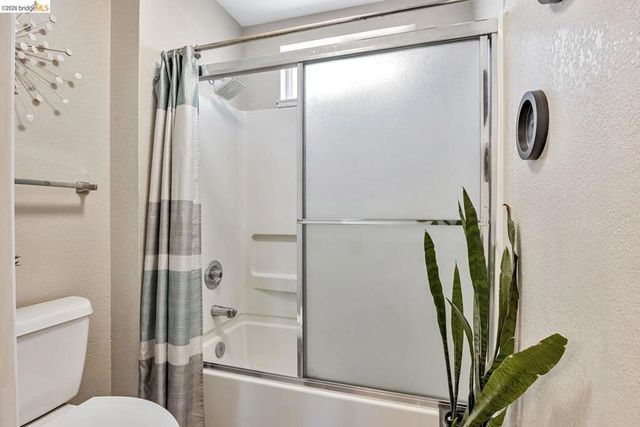 16 Town Sq PL, Oakland, CA 94603