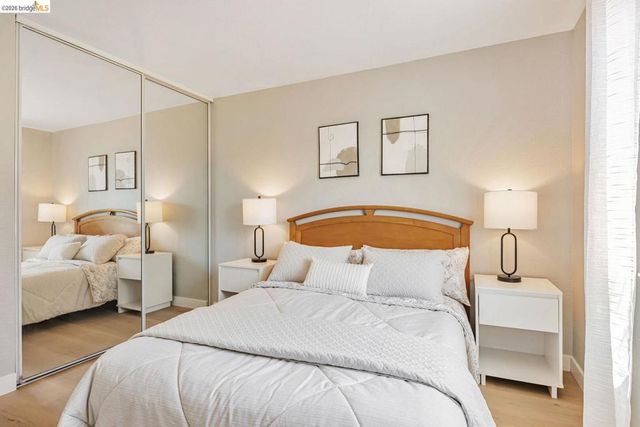 16 Town Sq PL, Oakland, CA 94603