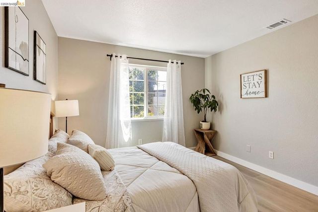 16 Town Sq PL, Oakland, CA 94603