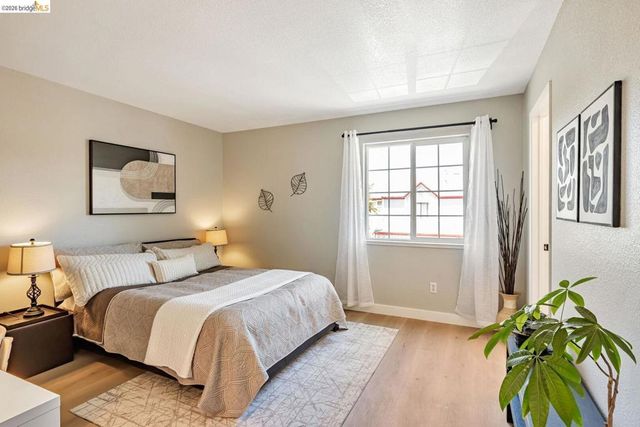 16 Town Sq PL, Oakland, CA 94603