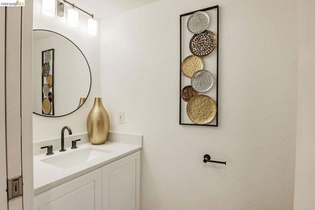 16 Town Sq PL, Oakland, CA 94603