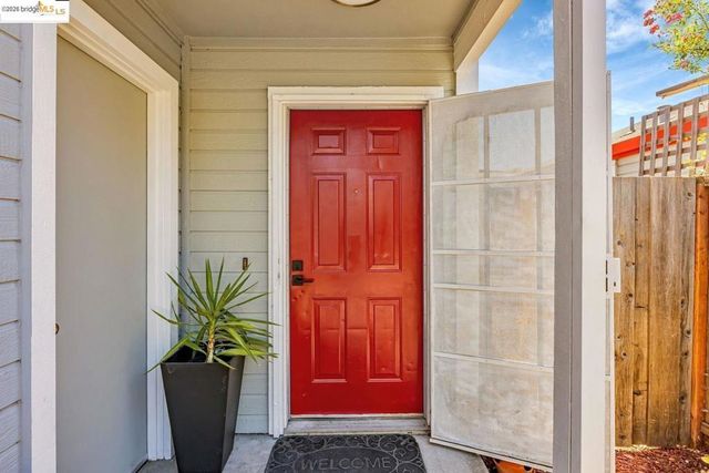 16 Town Sq PL, Oakland, CA 94603