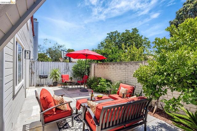 16 Town Sq PL, Oakland, CA 94603