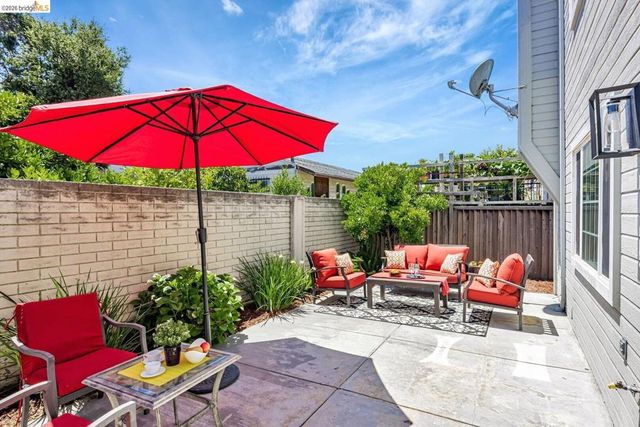 16 Town Sq PL, Oakland, CA 94603