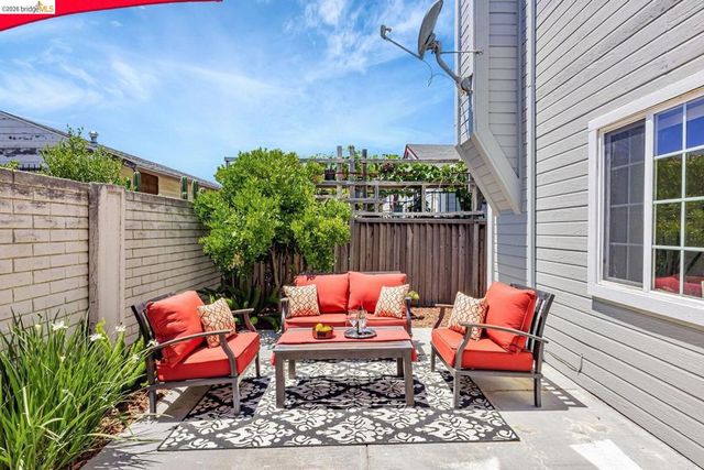 16 Town Sq PL, Oakland, CA 94603