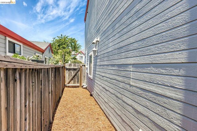 16 Town Sq PL, Oakland, CA 94603