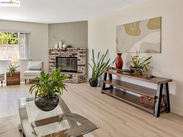 16 Town Sq PL, Oakland, CA 94603