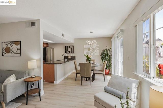 16 Town Sq PL, Oakland, CA 94603