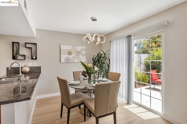 16 Town Sq PL, Oakland, CA 94603