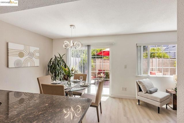 16 Town Sq PL, Oakland, CA 94603