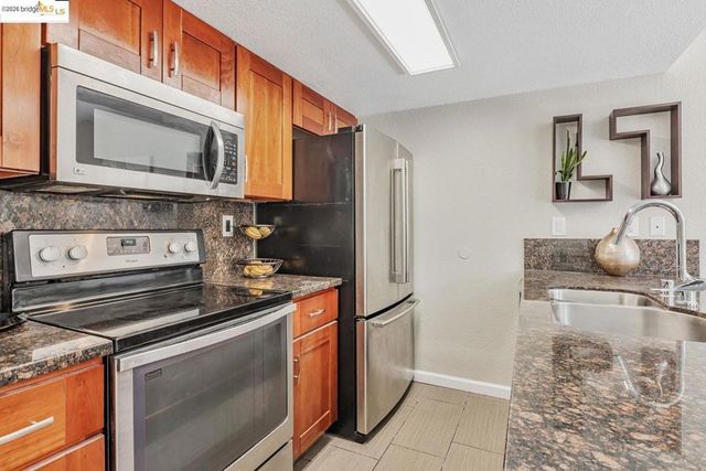 16 Town Sq PL, Oakland, CA 94603