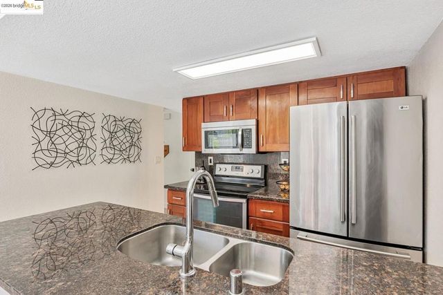 16 Town Sq PL, Oakland, CA 94603