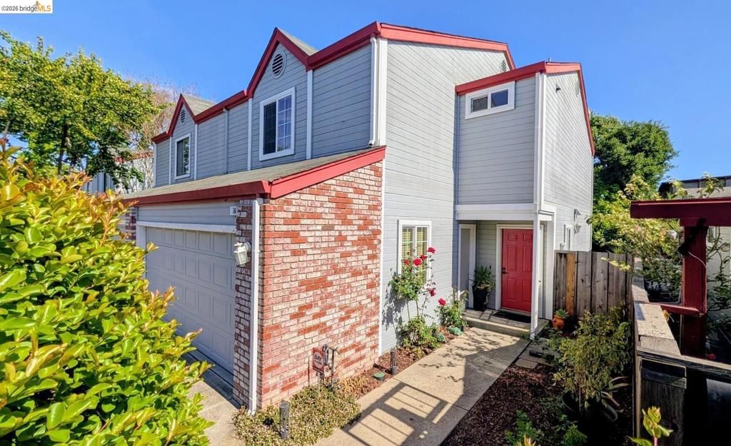 16 Town Sq PL, Oakland, CA 94603