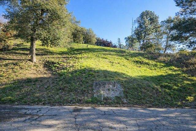 6842 Armour Dr, Oakland, CA 94611