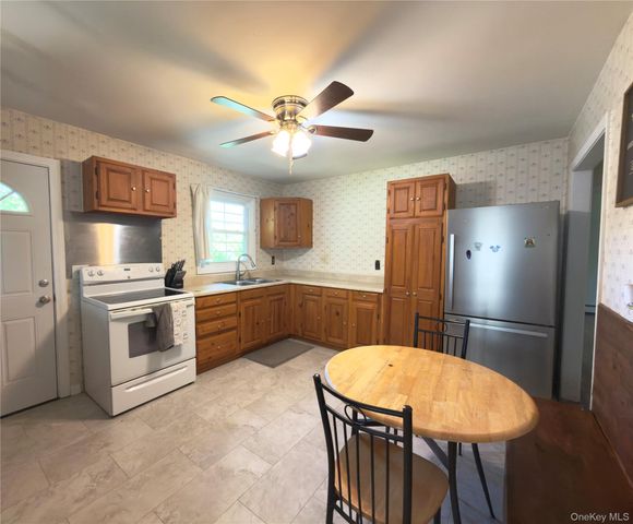 52 Holt Road, Hyde Park, NY 12538