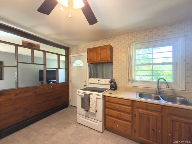 52 Holt Road, Hyde Park, NY 12538