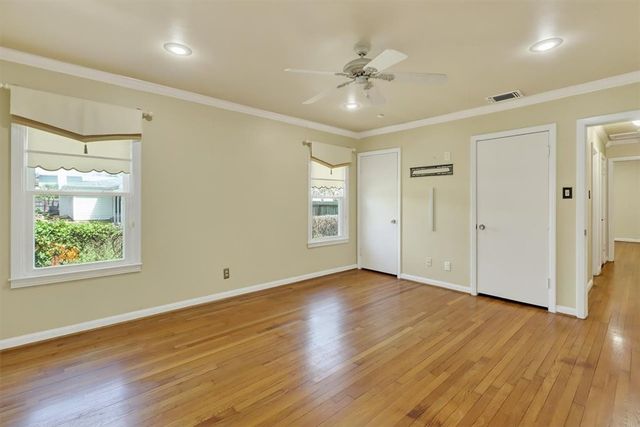 4271 Ocean Dr, Corpus Christi, TX 78411
