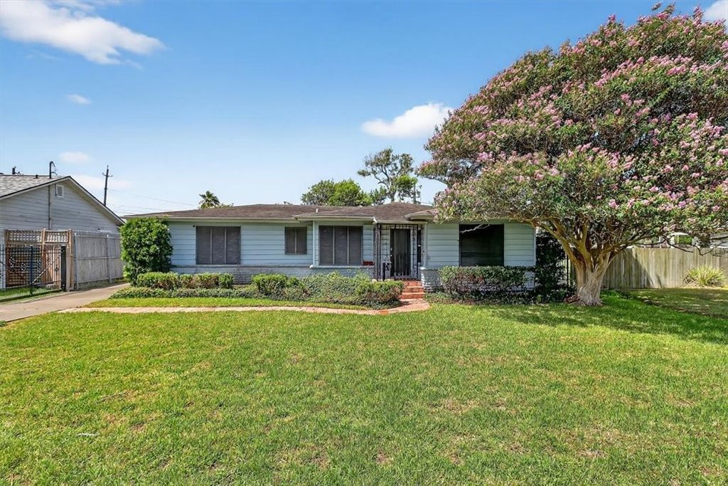 4271 Ocean Dr, Corpus Christi, TX 78411
