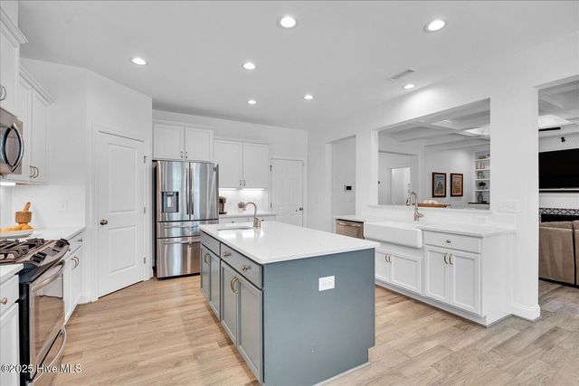 35 W Cloverfield Lane, Hampstead, NC 28443