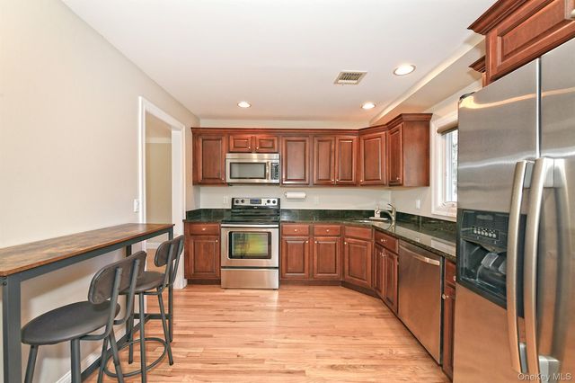 51 Fairfields Lane, Huntington Station, NY 11746