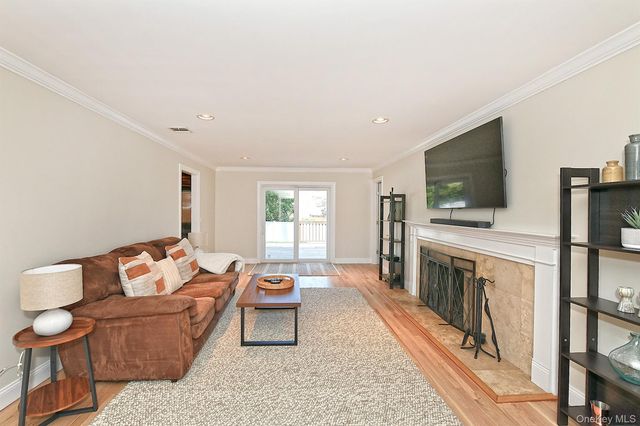 51 Fairfields Lane, Huntington Station, NY 11746